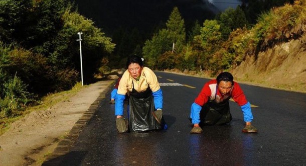  A Tibetan pilgrim's  on a journey to a holy place