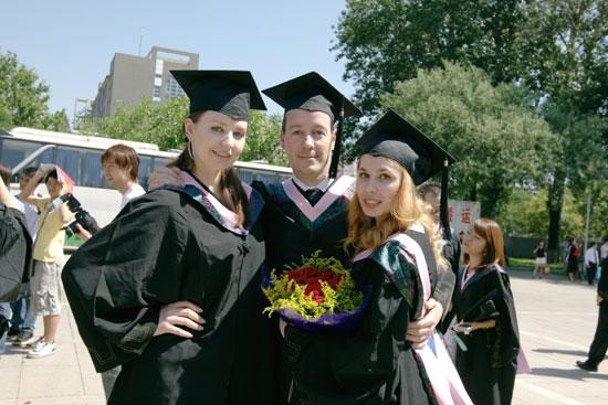 Foreign Students Enjoy the Life in Tibet