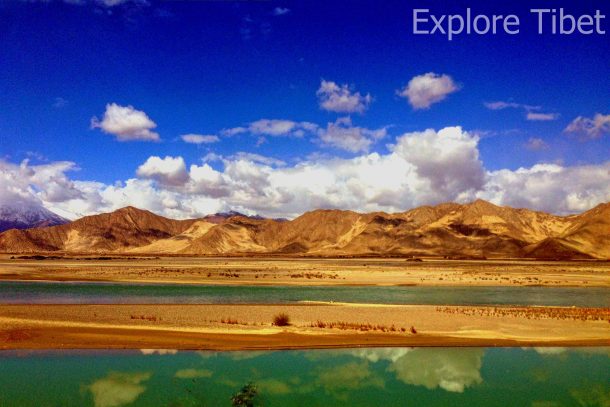 A part of Yarlung River Valley in winter.