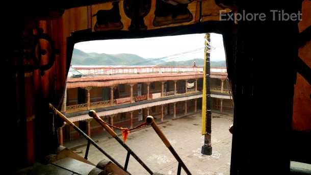 Samding Monastery's assembly hall door and the corridor.