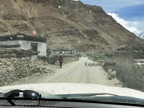 Crossing the Cholu Village from which it is only about 20km to Shegar/New Tingri