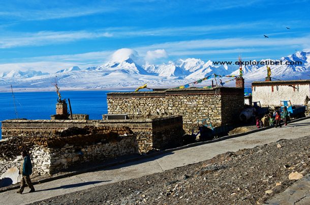 View of the Yamdrok lake during the winter