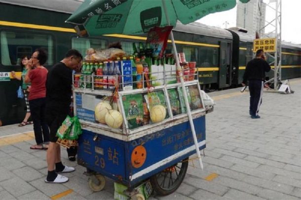 In some major stations there are vendor stands on the platform