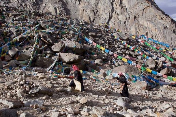 Pilgrims crossing Dolma-La Pass on the Mount Kailash kora