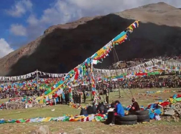 Erecting the flagpole at Tarboche