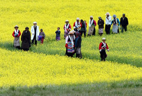 Lhokha Tibetans performing the rituals Ongkor