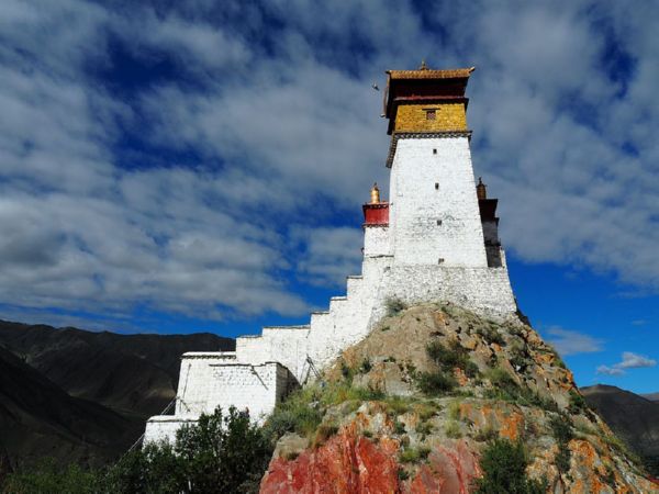 Yumbulakang Palace in Lhokha