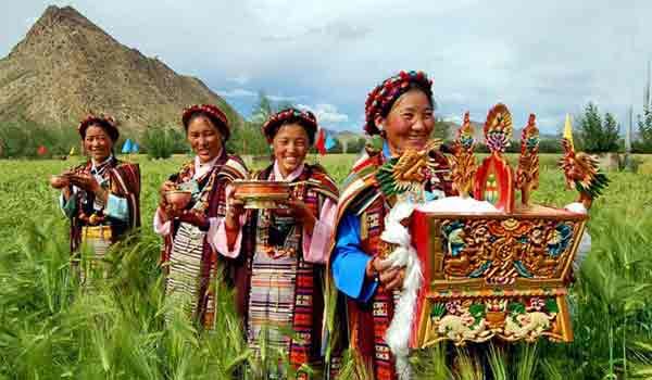 Tibetan women carry a "dou" of grain and the Buddhist scriptures