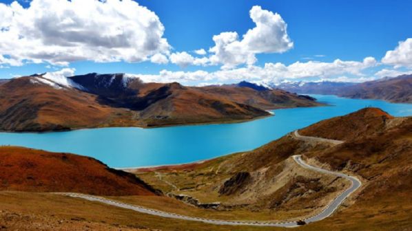 The spectacular view of Lake Yamdrok from the pass