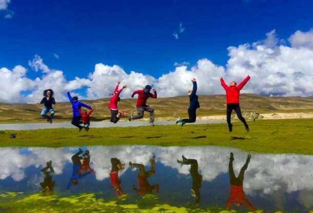 Tourists are having fun in Tibet-Explore Tibet