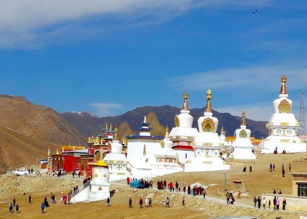 Tibetan stupas and temples -Explore tibet