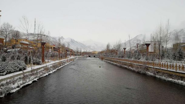 A river flow through town.-Explore Tibet