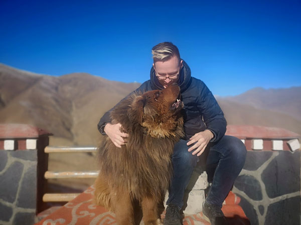 Our client with Tibetan mastiff during his Tibet tours