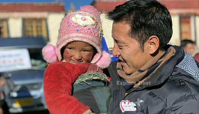 Explore Tibet Guide Penba with an little Tibetan girl