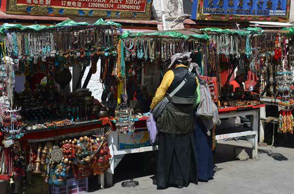 Souvenir-stalls-in-Bakhor-s
