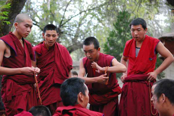 4-Debating-monks-at-Sera-mo