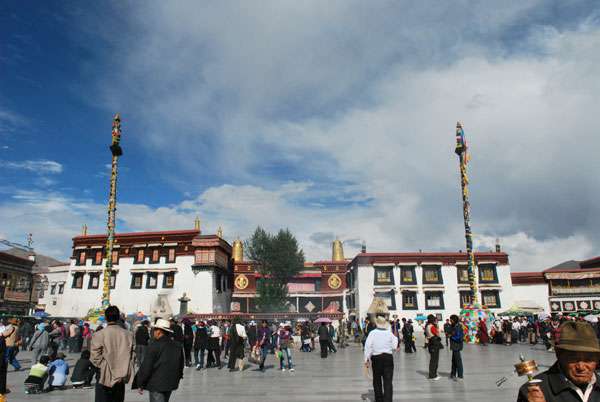 Jokhang-temple-square