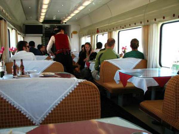 3-Restaurant-on-the-train