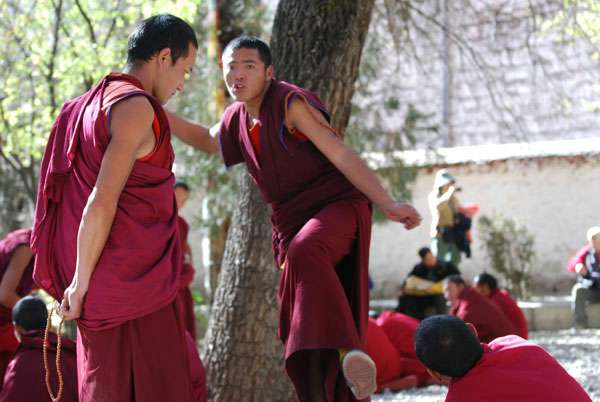9-Debating-monks-at-Sera