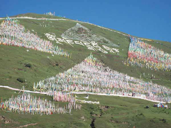 Prayer-flags-on-the-way-to Tagong