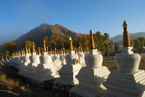 3-Stupas-at-Bamei