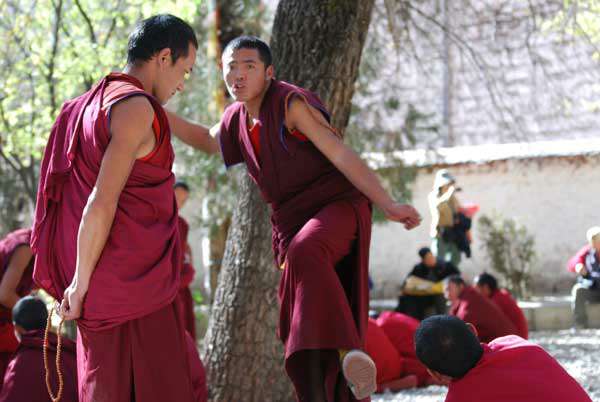 11-Sera-monks-debating