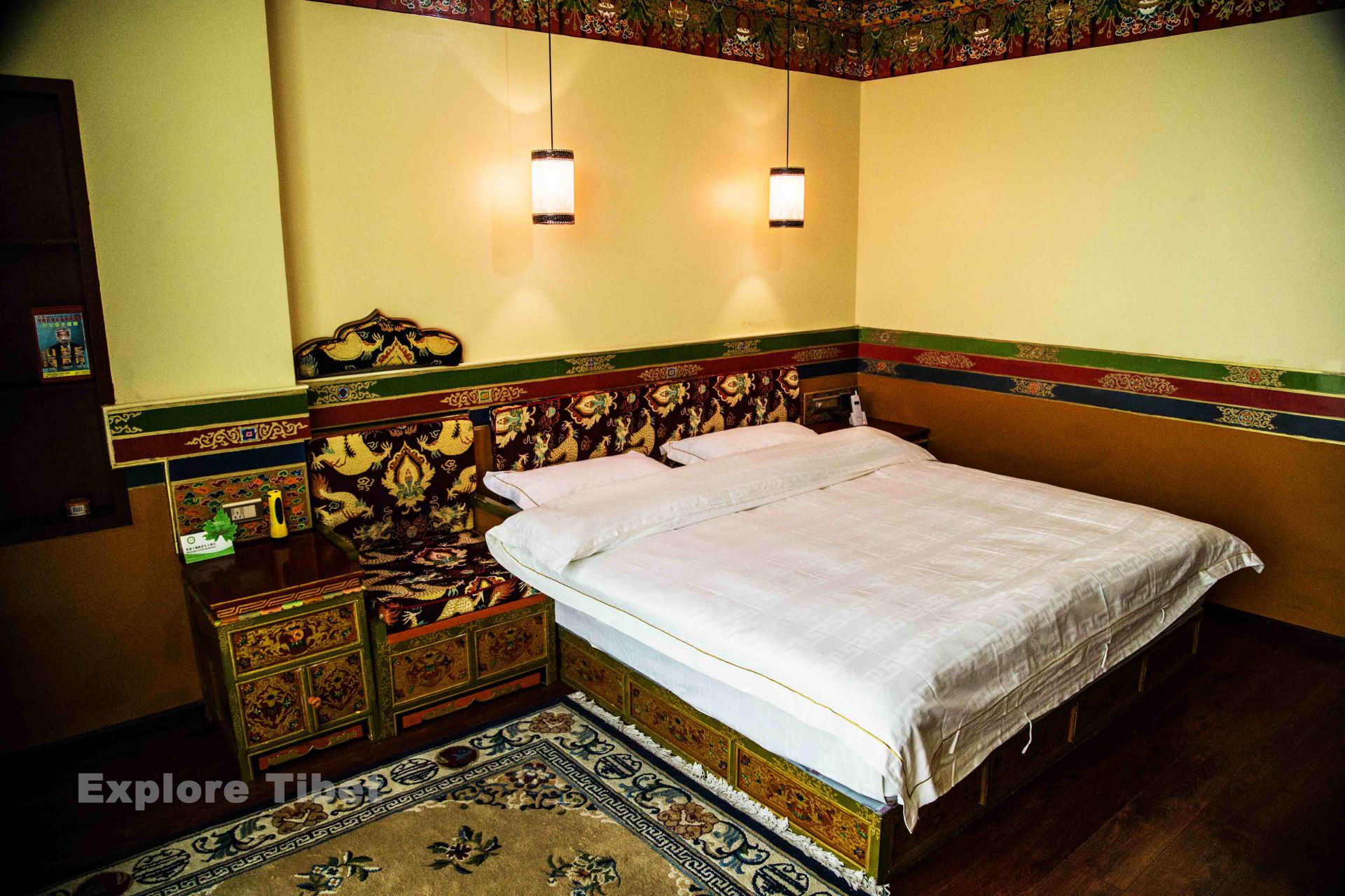 Gesar Hotel double bedroom