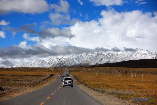 Cars driving south along the famous Qinghai Tibet Highway in China