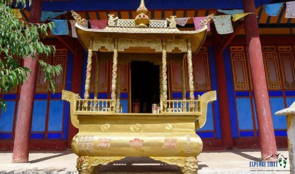 Guan Yu Temple on Mopan Mountain in Lhasa