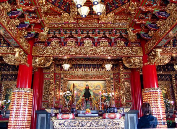 The red-faced Lord Guan Yu in the temple on top of Mopan Mountain in Lhasa