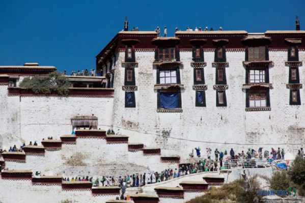 Volunteers gather to start the painting of the Potala Palace in Lhasa