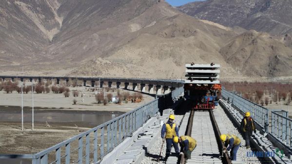 Construction workers on Saturday completed the joining of the Bayu Bridge