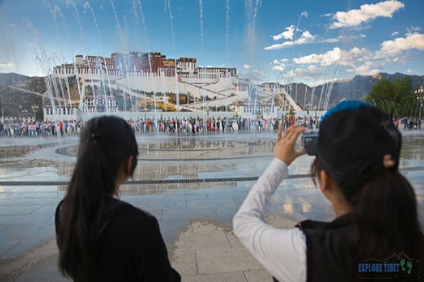Chinese tourists and the dancing waters at the Potala Palace