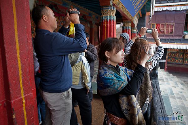 Chinese tour group at Tashilhunpo Monastery, Shigatse