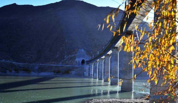 The 4,615-meter Lhasa-Nyingchi Railway Bridge across the Yarlung Zangbo River in Sangri County