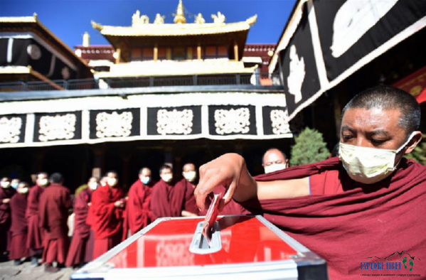 Buddhist monks give and collect donations to support areas hit by the Novel Coronavirus Pneumonia infection